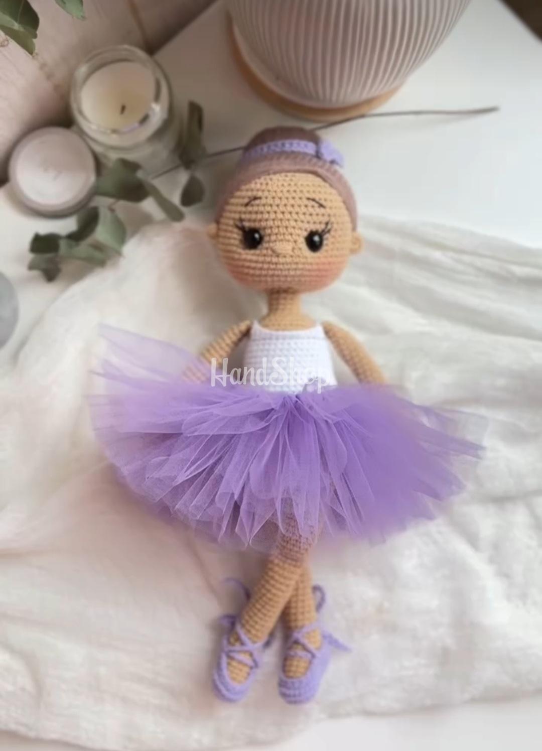 В’язана лялька балеринка в пуантах та фіолетовій пачці В’язана лялька балеринка в пуантах та фіолетовій пачці