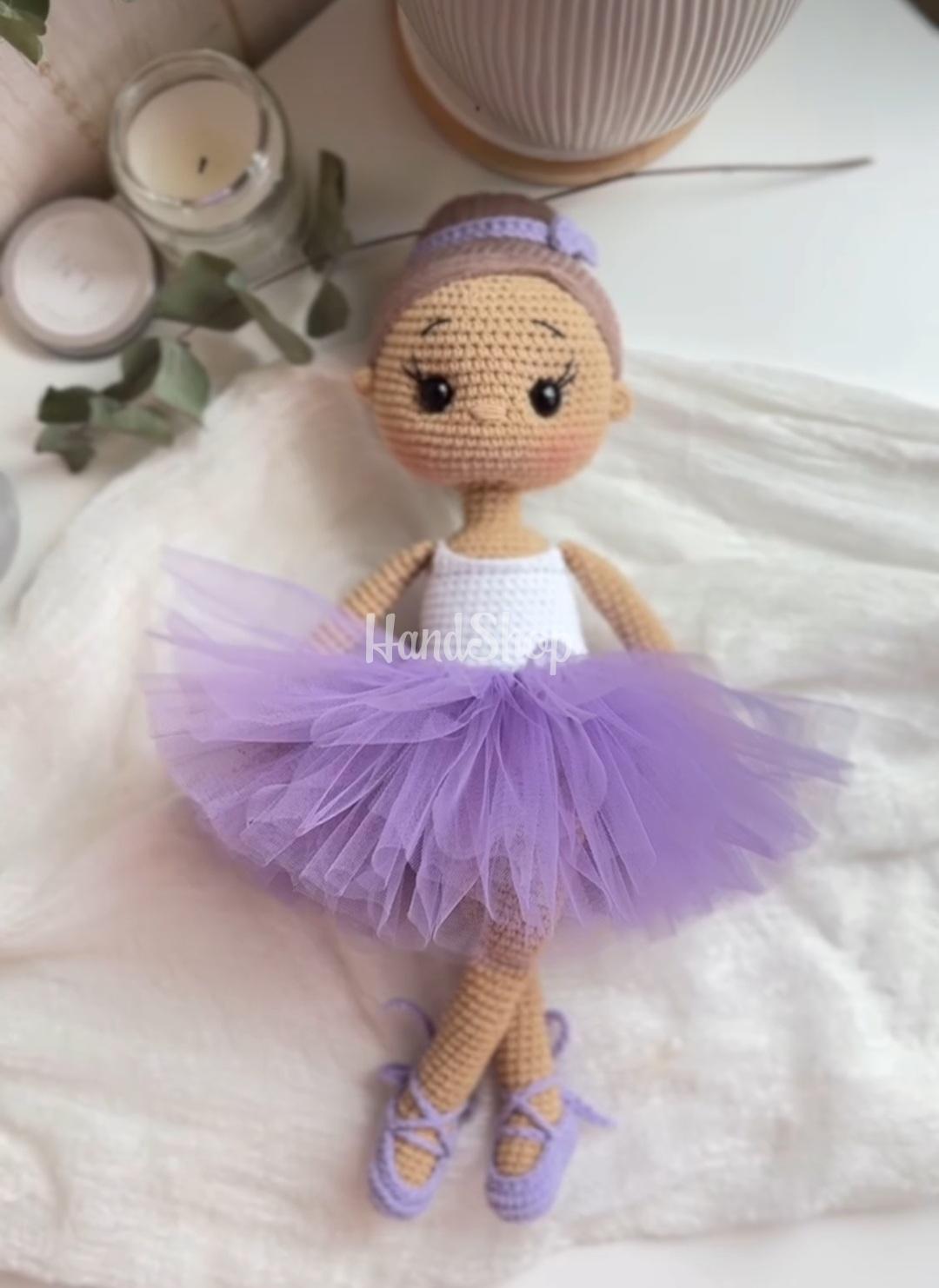 В’язана лялька балеринка в пуантах та фіолетовій пачці В’язана лялька балеринка в пуантах та фіолетовій пачці