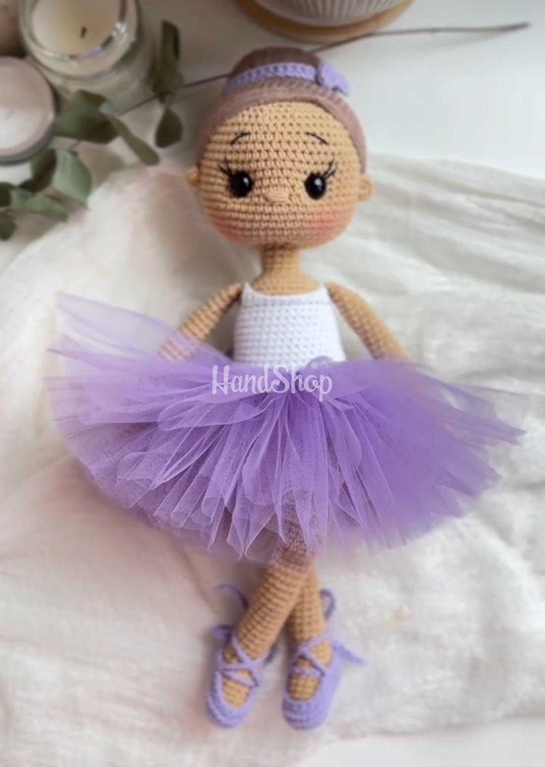 В’язана лялька балеринка в пуантах та фіолетовій пачці В’язана лялька балеринка в пуантах та фіолетовій пачці