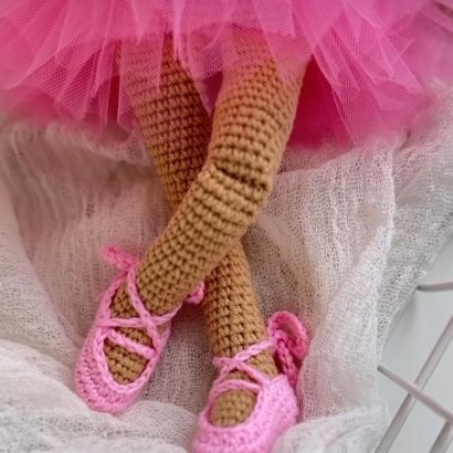 В'язана лялька балеринка в пуантах та рожевій пачці