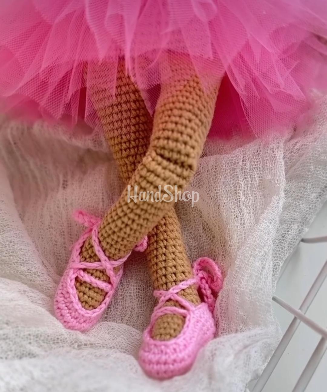 В'язана лялька балеринка в пуантах та рожевій пачці В'язана лялька балеринка в пуантах та рожевій пачці