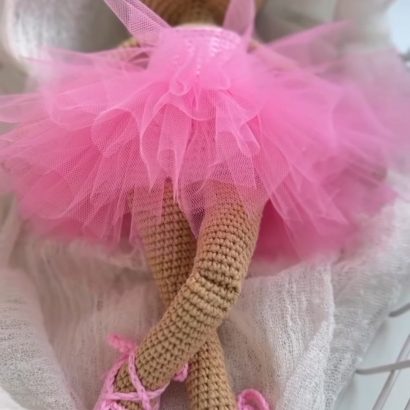 В'язана лялька балеринка в пуантах та рожевій пачці