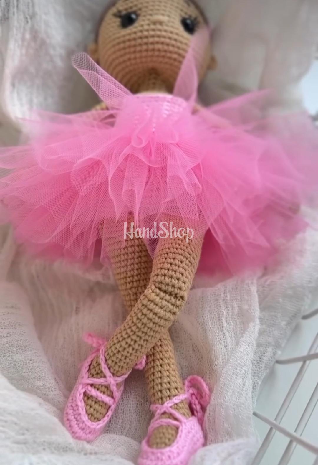 В'язана лялька балеринка в пуантах та рожевій пачці В'язана лялька балеринка в пуантах та рожевій пачці