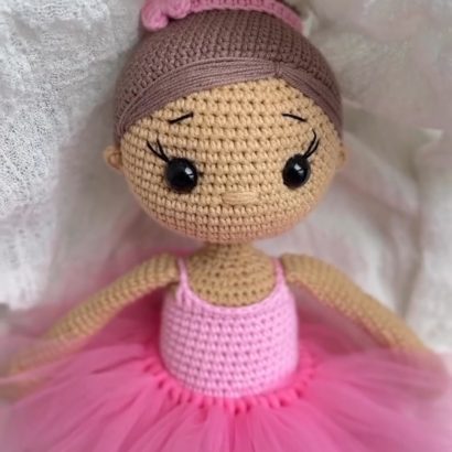 В'язана лялька балеринка в пуантах та рожевій пачці