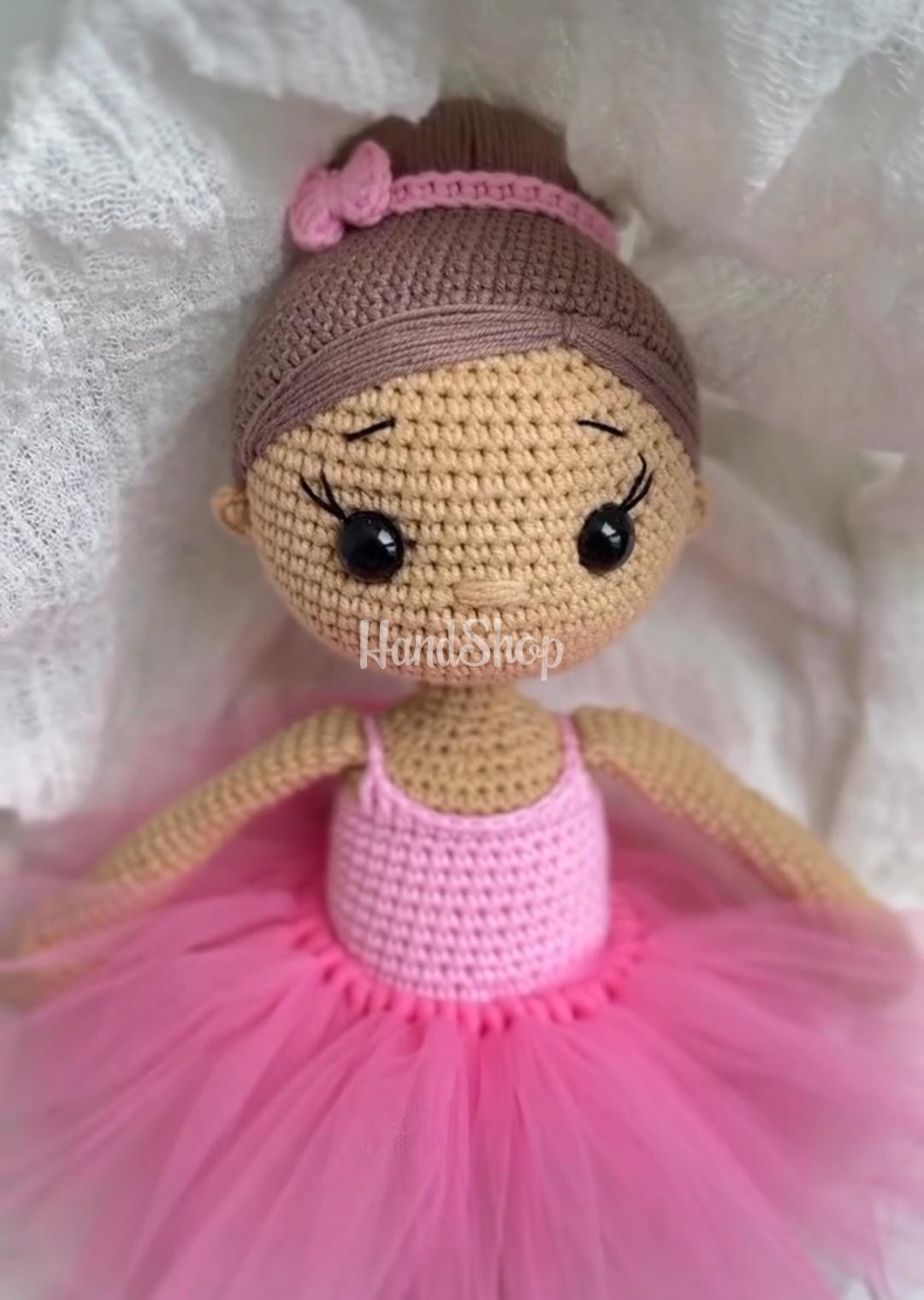 В'язана лялька балеринка в пуантах та рожевій пачці В'язана лялька балеринка в пуантах та рожевій пачці