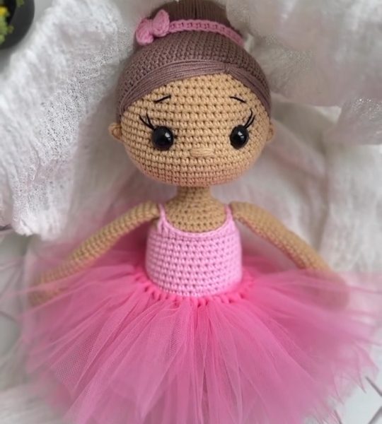 В'язана лялька балеринка в пуантах та рожевій пачці