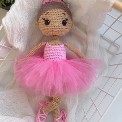 В'язана лялька балеринка в пуантах та рожевій пачці