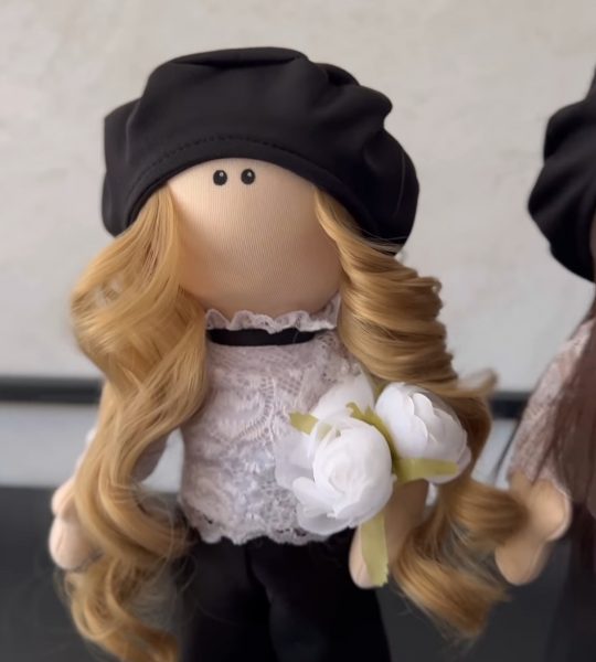 Інтер’єрна лялька текстильна білявка сувенірна бізнес леді