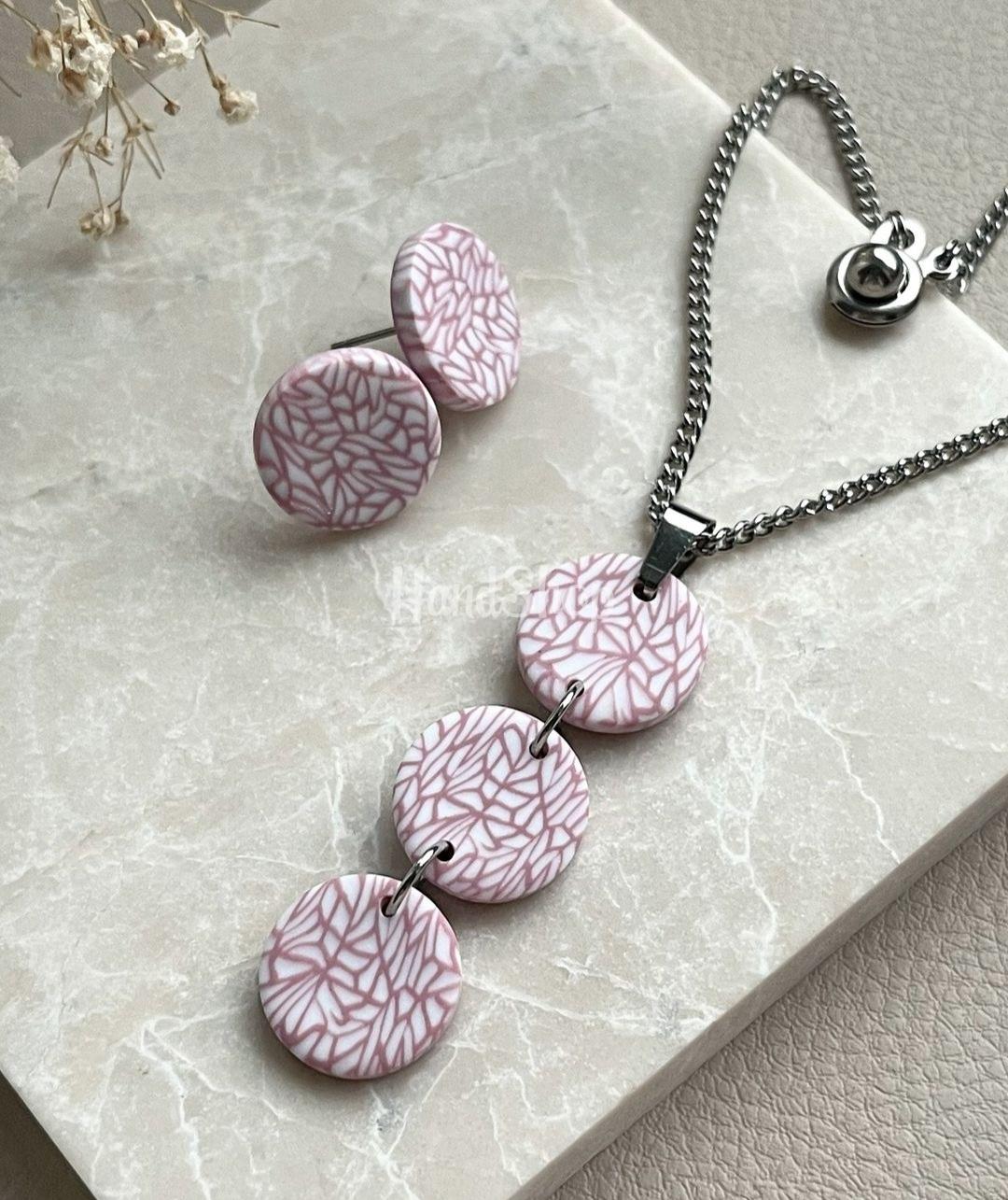 Особливості: прикраси ручної роботи – стильні сережки та кулон сердечка з полімерної глини в кольорі марсала. Жіночі сережки своїми руками середнього розміру – з довжиною швенз 2 см в діаметрі, а сердечка – 3 см х 2,5 см полімерної глини. Прикраси сережки біжутерія на фурнітурі – нержавіюча сталь під срібло – це дуже красиво, вишукано та модно. Красивий кулон із полімерної глини з сердечком ручної роботи в кольорі марсала. Кулон сердце на довгому ланцюжку 53 см. Сережки з полімерної глини марсала сердечка та кулон доповнять ваш діловий образ! Біжутерія прикраси сердечка в трендовому кольорі марсала 2024 року – це ефектні і модні аксесуари прикраси модниць з полімерної глини! Замовте наші сережки сердця з кулоном й додайте трошки магії та стилю на свято всіх закоханих – день святого Валентина. Догляд та рекомендації: не випробовуйте вироби на міцність; прикраси з глини бояться води; не піддавайте квіти впливу різних розчинників; не допускайте попадання на прикраси з глини лаку, парфумів; не носите прикраси під час занять спортом; зберігайте у закритій ємності; не залишайте на відкритому сонці Особливості: прикраси ручної роботи – стильні сережки та кулон сердечка з полімерної глини в кольорі марсала. Жіночі сережки своїми руками середнього розміру – з довжиною швенз 2 см в діаметрі, а сердечка – 3 см х 2,5 см полімерної глини. Прикраси сережки біжутерія на фурнітурі – нержавіюча сталь під срібло – це дуже красиво, вишукано та модно. Красивий кулон із полімерної глини з сердечком ручної роботи в кольорі марсала. Кулон сердце на довгому ланцюжку 53 см. Сережки з полімерної глини марсала сердечка та кулон доповнять ваш діловий образ! Біжутерія прикраси сердечка в трендовому кольорі марсала 2024 року – це ефектні і модні аксесуари прикраси модниць з полімерної глини! Замовте наші сережки сердця з кулоном й додайте трошки магії та стилю на свято всіх закоханих – день святого Валентина. Догляд та рекомендації: не випробовуйте вироби на міцність; прикраси з глини бояться води; не піддавайте квіти впливу різних розчинників; не допускайте попадання на прикраси з глини лаку, парфумів; не носите прикраси під час занять спортом; зберігайте у закритій ємності; не залишайте на відкритому сонці