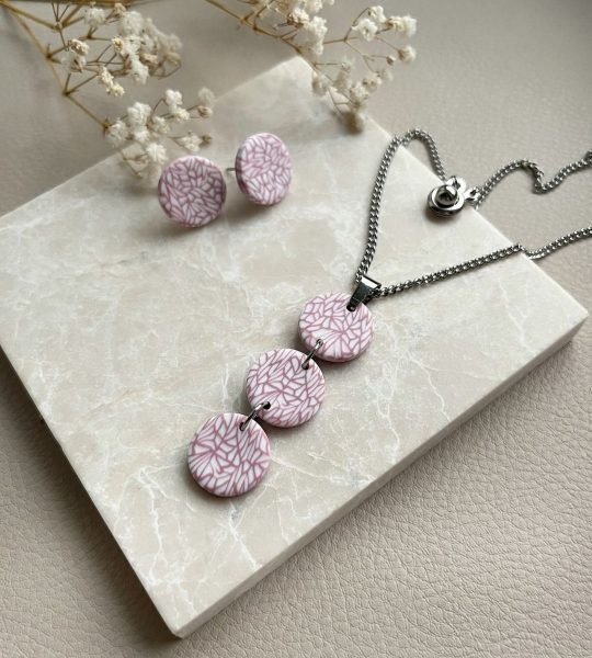 Особливості: прикраси ручної роботи – стильні сережки та кулон сердечка з полімерної глини в кольорі марсала. Жіночі сережки своїми руками середнього розміру – з довжиною швенз 2 см в діаметрі, а сердечка – 3 см х 2,5 см полімерної глини. Прикраси сережки біжутерія на фурнітурі – нержавіюча сталь під срібло – це дуже красиво, вишукано та модно. Красивий кулон із полімерної глини з сердечком ручної роботи в кольорі марсала. Кулон сердце на довгому ланцюжку 53 см. Сережки з полімерної глини марсала сердечка та кулон доповнять ваш діловий образ! Біжутерія прикраси сердечка в трендовому кольорі марсала 2024 року – це ефектні і модні аксесуари прикраси модниць з полімерної глини! Замовте наші сережки сердця з кулоном й додайте трошки магії та стилю на свято всіх закоханих – день святого Валентина. Догляд та рекомендації: не випробовуйте вироби на міцність; прикраси з глини бояться води; не піддавайте квіти впливу різних розчинників; не допускайте попадання на прикраси з глини лаку, парфумів; не носите прикраси під час занять спортом; зберігайте у закритій ємності; не залишайте на відкритому сонці