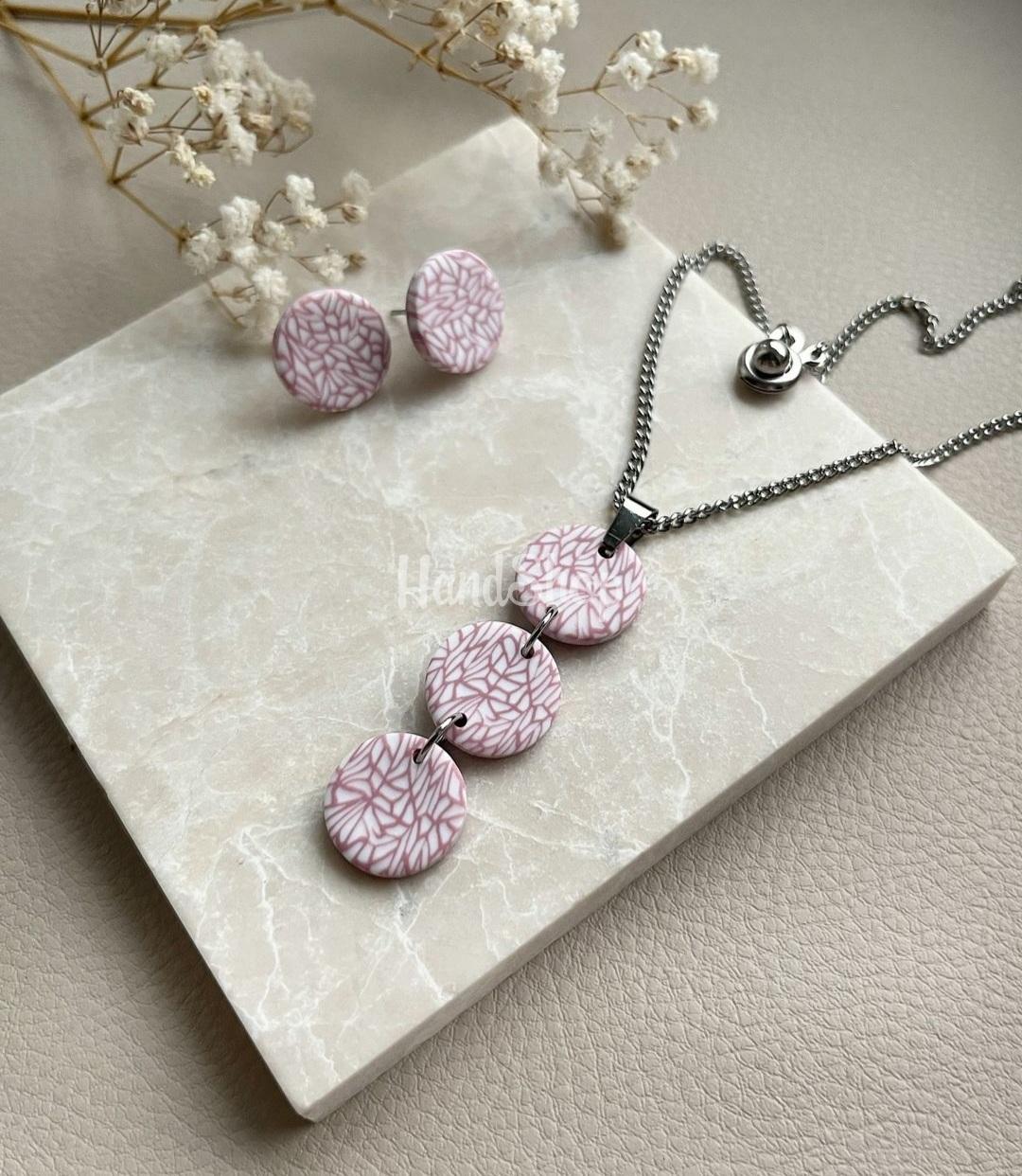 Особливості: прикраси ручної роботи – стильні сережки та кулон сердечка з полімерної глини в кольорі марсала. Жіночі сережки своїми руками середнього розміру – з довжиною швенз 2 см в діаметрі, а сердечка – 3 см х 2,5 см полімерної глини. Прикраси сережки біжутерія на фурнітурі – нержавіюча сталь під срібло – це дуже красиво, вишукано та модно. Красивий кулон із полімерної глини з сердечком ручної роботи в кольорі марсала. Кулон сердце на довгому ланцюжку 53 см. Сережки з полімерної глини марсала сердечка та кулон доповнять ваш діловий образ! Біжутерія прикраси сердечка в трендовому кольорі марсала 2024 року – це ефектні і модні аксесуари прикраси модниць з полімерної глини! Замовте наші сережки сердця з кулоном й додайте трошки магії та стилю на свято всіх закоханих – день святого Валентина. Догляд та рекомендації: не випробовуйте вироби на міцність; прикраси з глини бояться води; не піддавайте квіти впливу різних розчинників; не допускайте попадання на прикраси з глини лаку, парфумів; не носите прикраси під час занять спортом; зберігайте у закритій ємності; не залишайте на відкритому сонці Особливості: прикраси ручної роботи – стильні сережки та кулон сердечка з полімерної глини в кольорі марсала. Жіночі сережки своїми руками середнього розміру – з довжиною швенз 2 см в діаметрі, а сердечка – 3 см х 2,5 см полімерної глини. Прикраси сережки біжутерія на фурнітурі – нержавіюча сталь під срібло – це дуже красиво, вишукано та модно. Красивий кулон із полімерної глини з сердечком ручної роботи в кольорі марсала. Кулон сердце на довгому ланцюжку 53 см. Сережки з полімерної глини марсала сердечка та кулон доповнять ваш діловий образ! Біжутерія прикраси сердечка в трендовому кольорі марсала 2024 року – це ефектні і модні аксесуари прикраси модниць з полімерної глини! Замовте наші сережки сердця з кулоном й додайте трошки магії та стилю на свято всіх закоханих – день святого Валентина. Догляд та рекомендації: не випробовуйте вироби на міцність; прикраси з глини бояться води; не піддавайте квіти впливу різних розчинників; не допускайте попадання на прикраси з глини лаку, парфумів; не носите прикраси під час занять спортом; зберігайте у закритій ємності; не залишайте на відкритому сонці