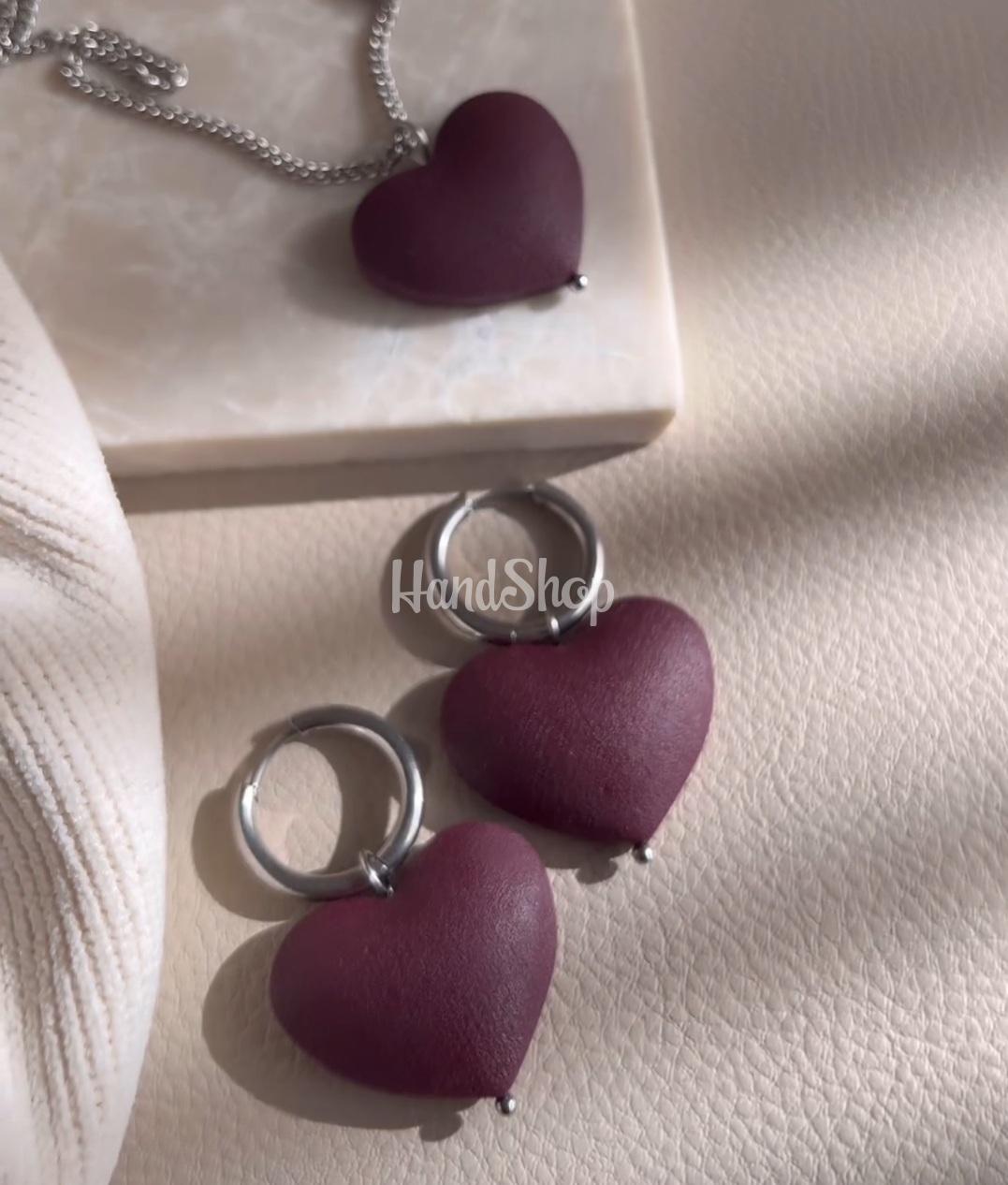 Набір прикрас сережки та кулон серця колір марсала Набір прикрас сережки та кулон серця колір марсала