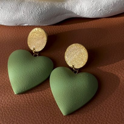 Стильні жіночі сережки зелено-золоті сердечка полімерна глина