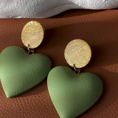 Стильні жіночі сережки зелено-золоті сердечка полімерна глина