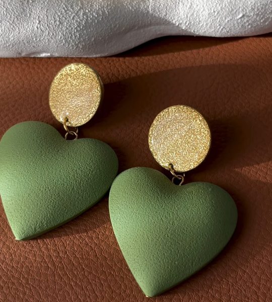 Стильні жіночі сережки зелено-золоті сердечка полімерна глина