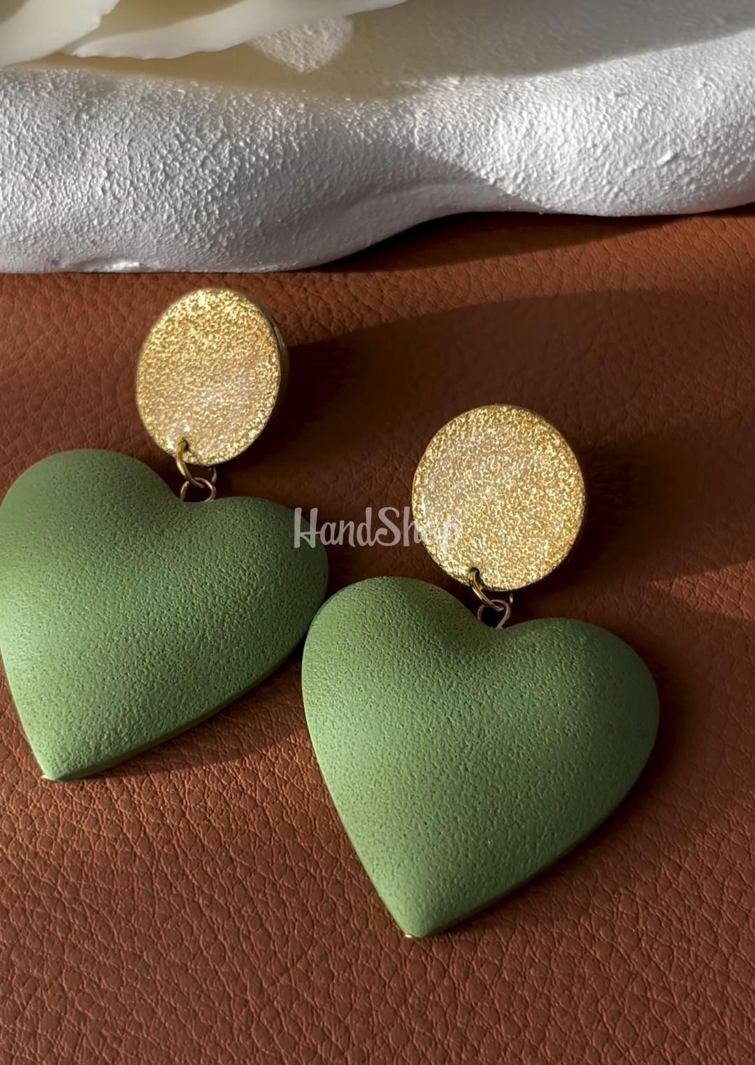 Стильні жіночі сережки зелено-золоті сердечка полімерна глина Стильні жіночі сережки зелено-золоті сердечка полімерна глина