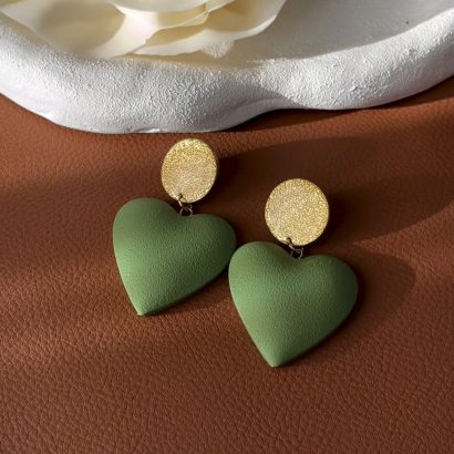 Стильні жіночі сережки зелено-золоті сердечка полімерна глина