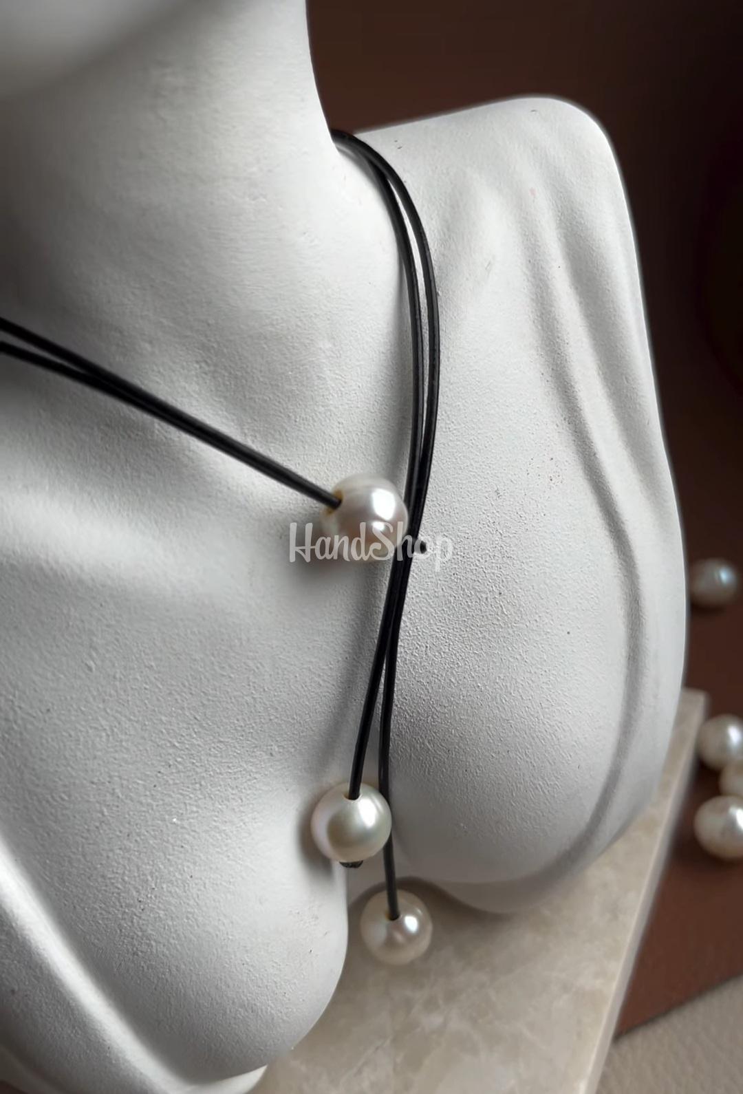 Жіноче кольє кулон натуральні перли та шкіряний шнур Жіноче кольє кулон натуральні перли та шкіряний шнур