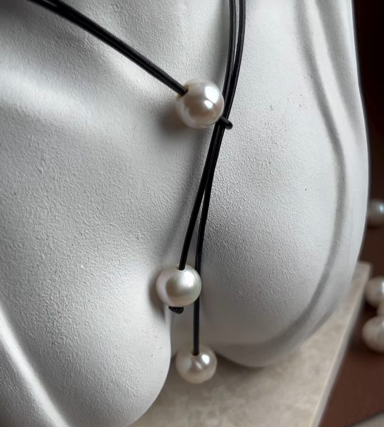 Жіноче кольє кулон натуральні перли та шкіряний шнур