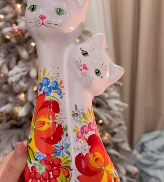 Сувенірна пара білі котики петриківський розпис кераміка