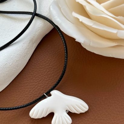 Жіночий кулон біла пташка горлиця з глини на шнурі