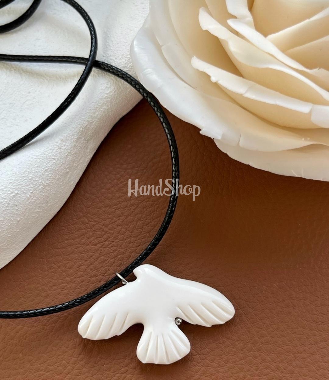 Жіночий кулон біла пташка горлиця з глини на шнурі Жіночий кулон біла пташка горлиця з глини на шнурі