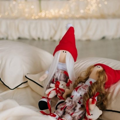 Новорічна сувенірна лялька тільда санта з довгим волоссям