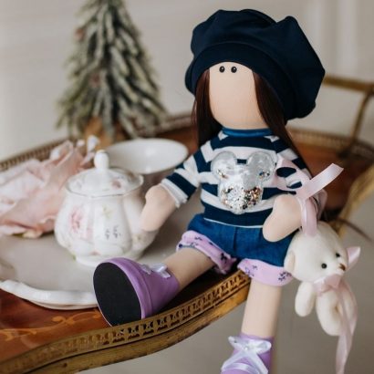 Текстильна лялька ігрова в береті з довгим амбре волоссям