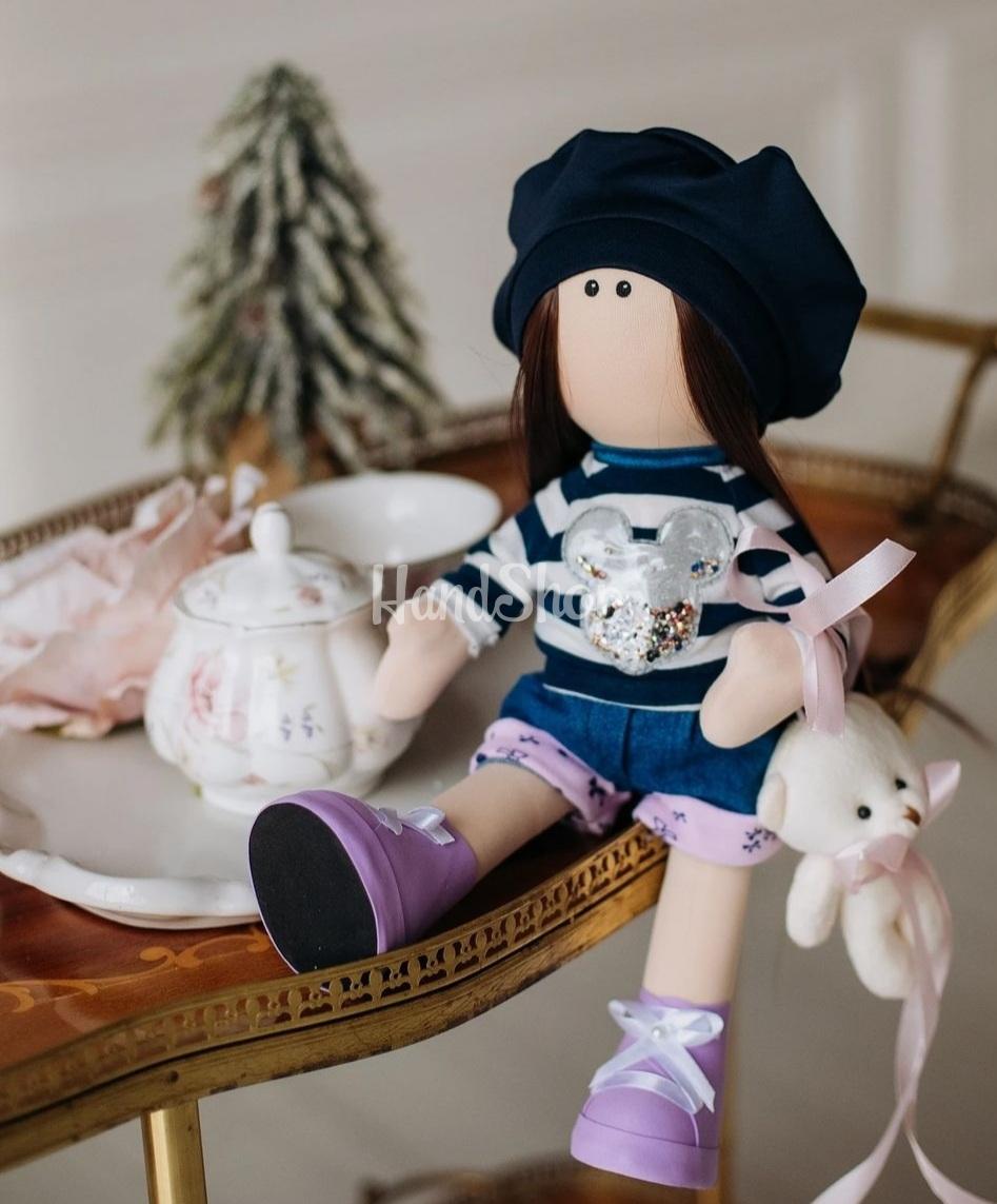 Текстильна лялька ігрова в береті з довгим амбре волоссям Текстильна лялька ігрова в береті з довгим амбре волоссям