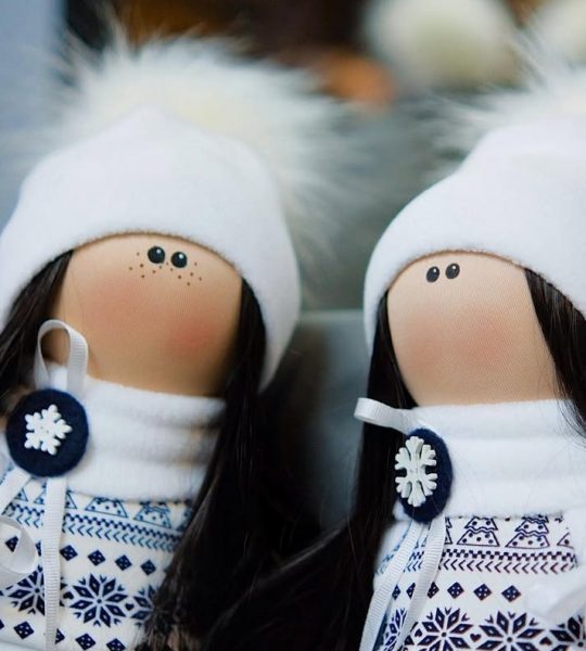 Новорічна сувенірна лялька тільда з довгим волоссям