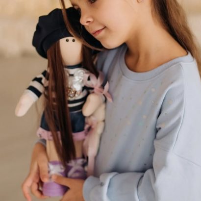Текстильна лялька ігрова в береті з довгим волоссям у береті