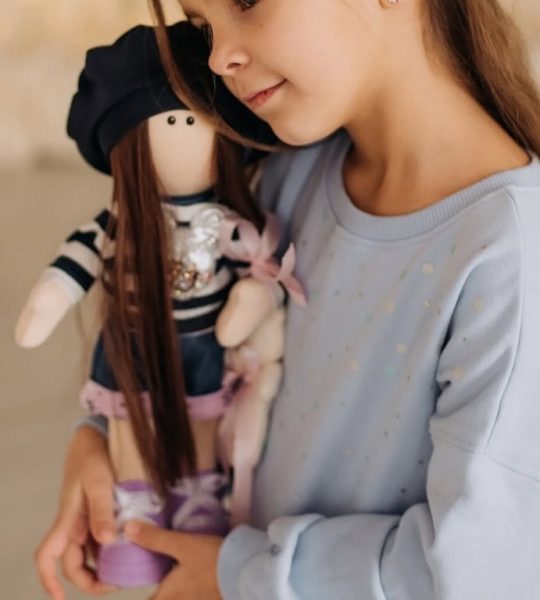 Текстильна лялька ігрова в береті з довгим волоссям у береті