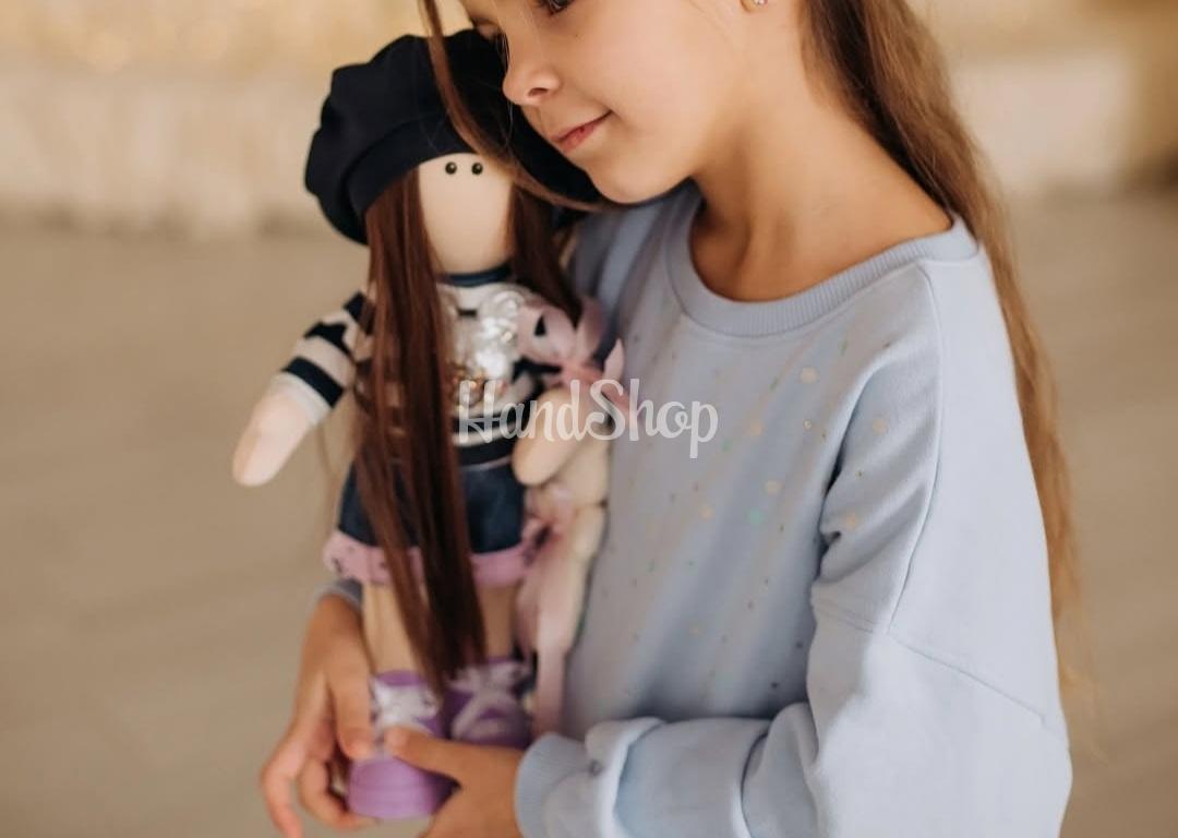 Текстильна лялька ігрова в береті з довгим волоссям у береті Текстильна лялька ігрова в береті з довгим волоссям у береті