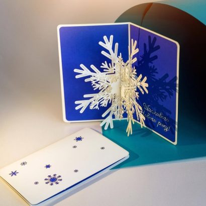 Красива новорічна листівка 3d сніжинка зима 2025