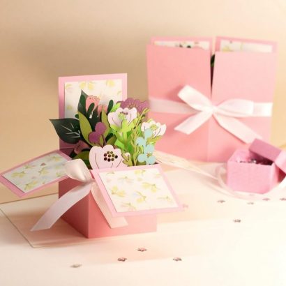 Жіноча красива листівка об’ємна коробочка зі квітами