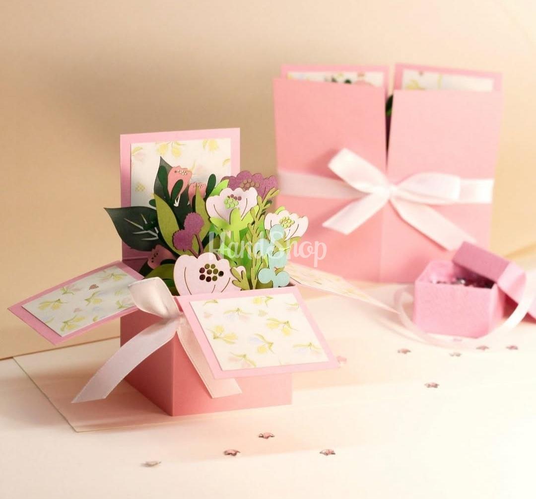 Жіноча красива листівка об’ємна коробочка зі квітами Жіноча красива листівка об’ємна коробочка зі квітами