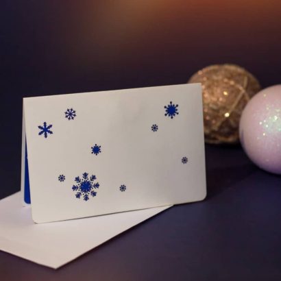 Красива новорічна листівка 3d сніжинка зима 2025