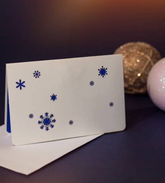Красива новорічна листівка 3d сніжинка зима 2025