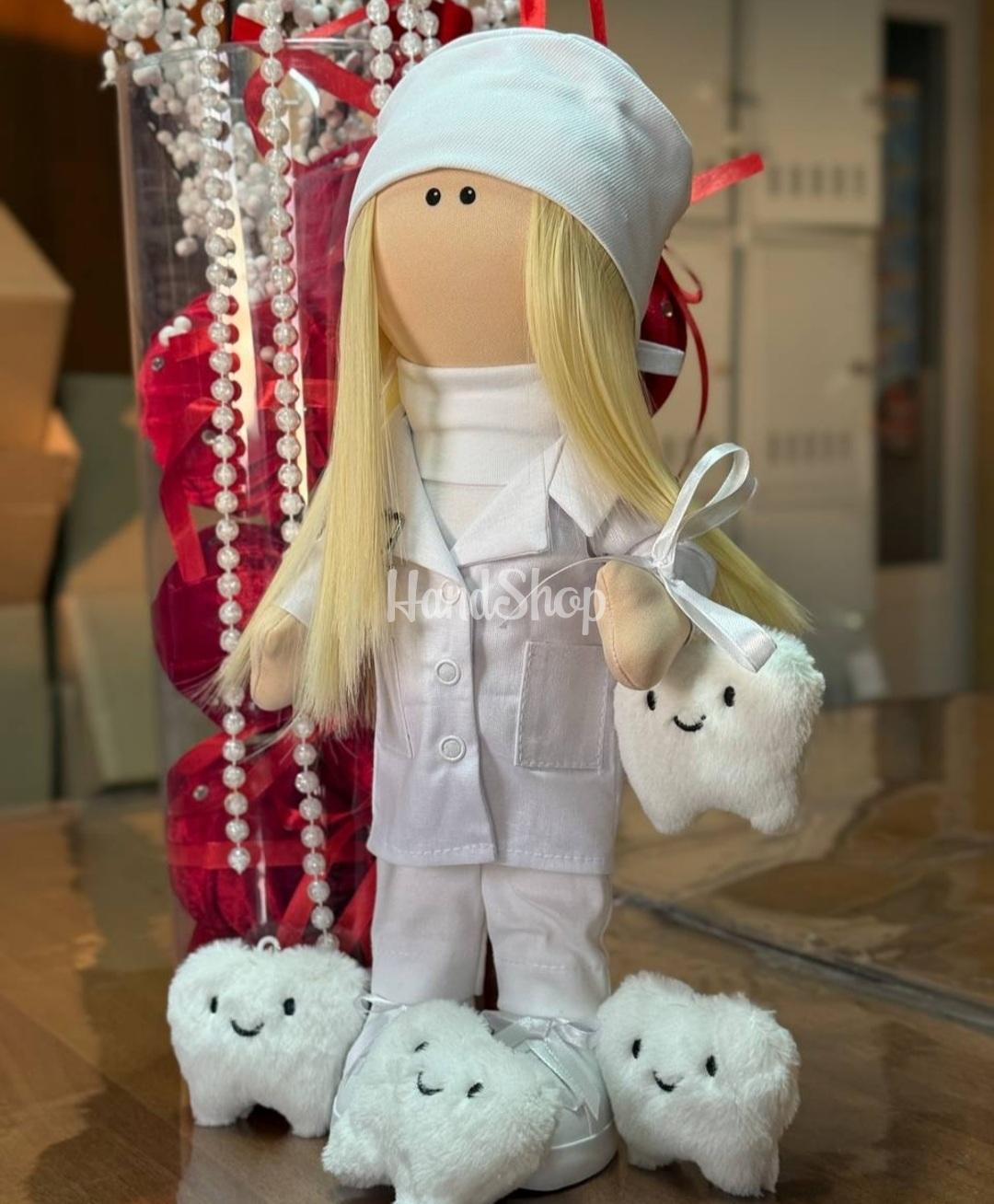 Сувенірна велика інтер’єрна лялька лікарка стоматолог Сувенірна велика інтер’єрна лялька лікарка стоматолог