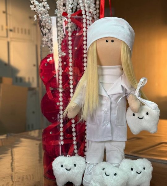 Сувенірна велика інтер’єрна лялька лікарка стоматолог