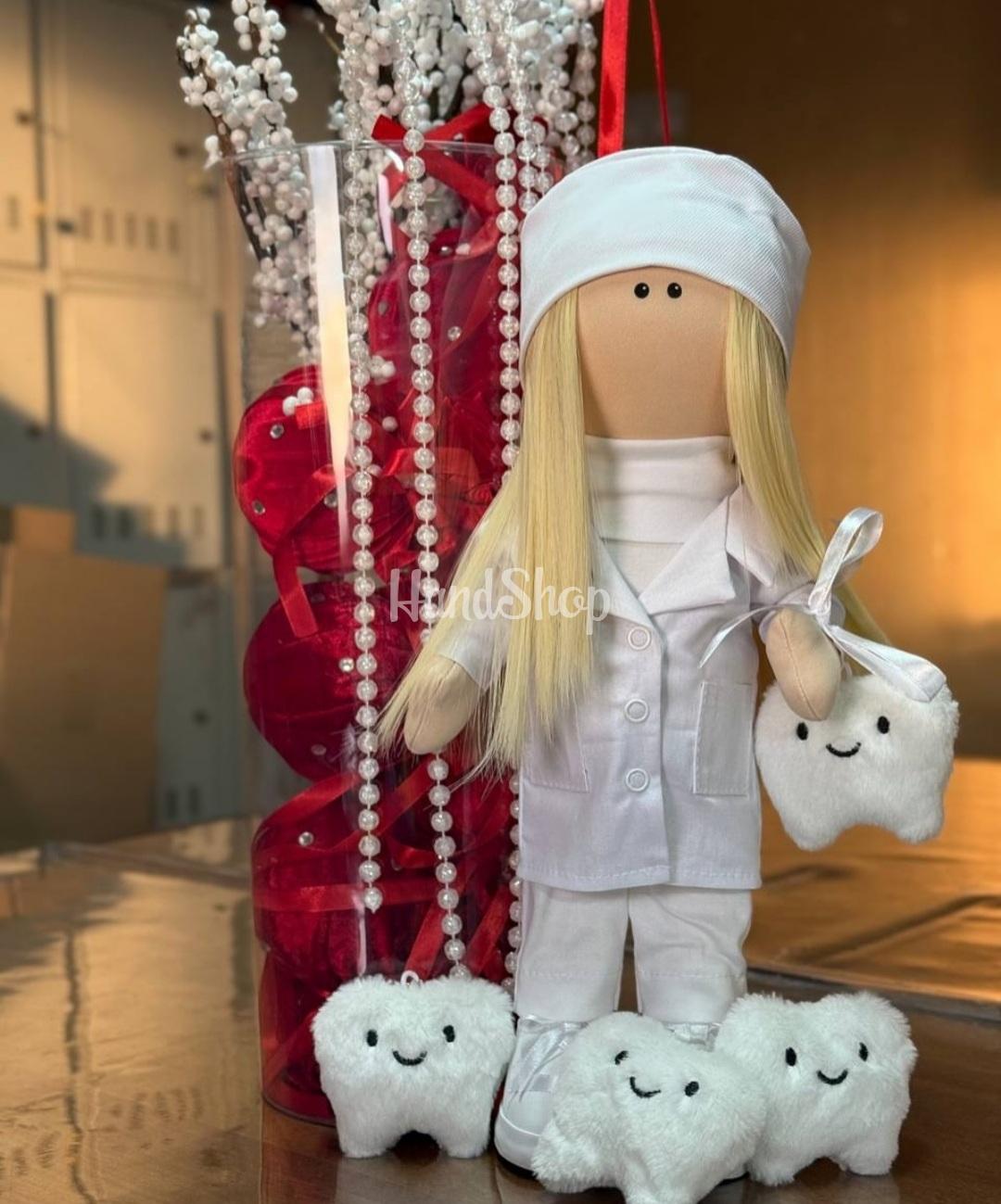 Сувенірна велика інтер’єрна лялька лікарка стоматолог Сувенірна велика інтер’єрна лялька лікарка стоматолог