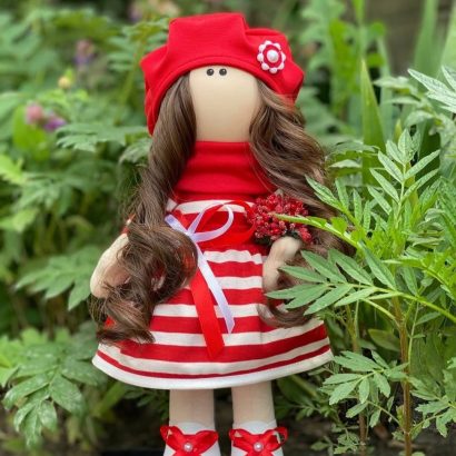 Авторська лялька тільда з довгим волоссям в червоній сукні з квітами