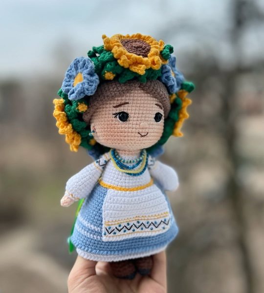 Сувенірна в’язана лялька україночка віночок квіти