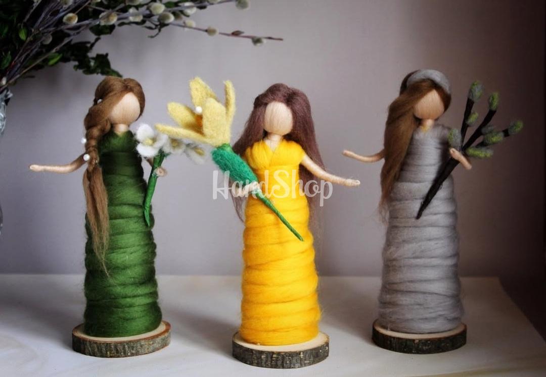 Сувенірна лялька веснянка у сірій сукні з гілочкою верби шерсть Сувенірна лялька веснянка у сірій сукні з гілочкою верби шерсть