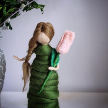 Сувенір лялька веснянка квітка тюльпан із шерсті