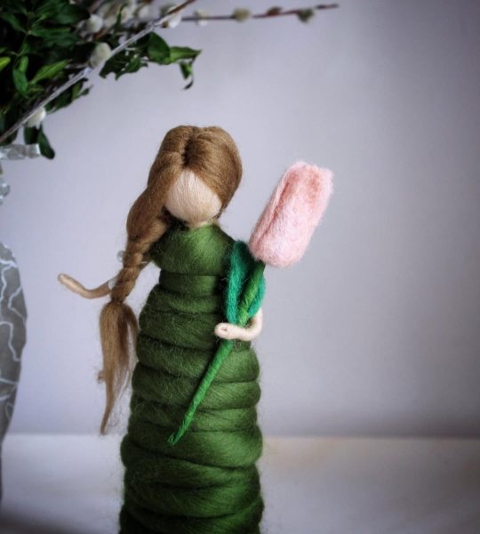 Сувенір лялька веснянка квітка тюльпан із шерсті