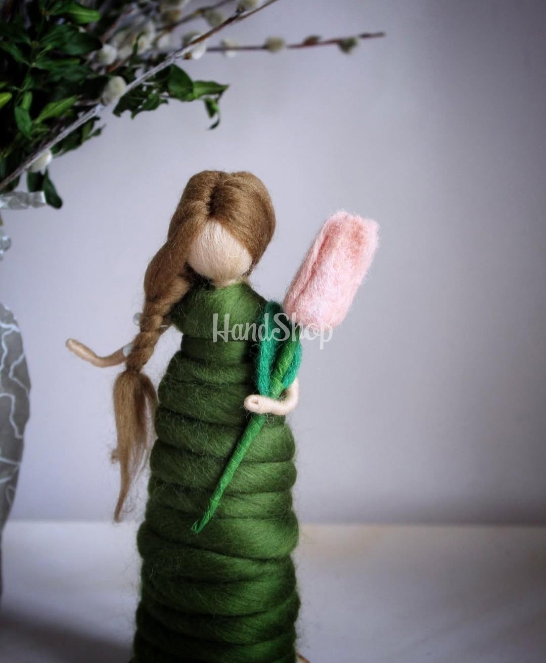 Сувенір лялька веснянка квітка тюльпан із шерсті Сувенір лялька веснянка квітка тюльпан із шерсті