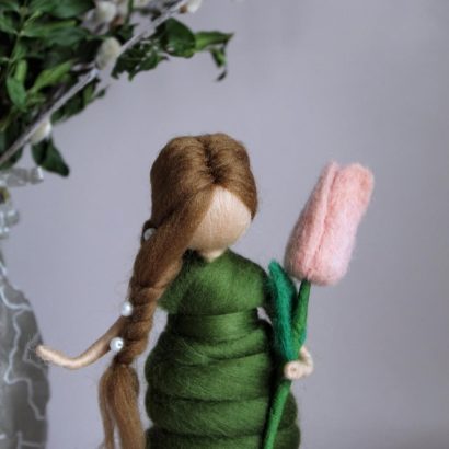 Сувенір лялька веснянка квітка тюльпан із шерсті