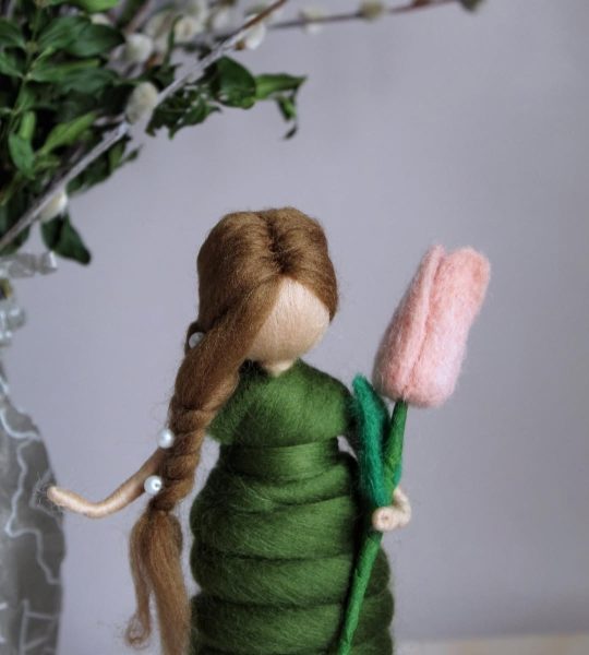 Сувенір лялька веснянка квітка тюльпан із шерсті