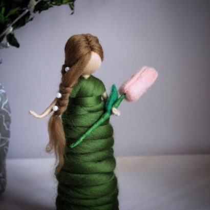 Сувенір лялька веснянка квітка тюльпан із шерсті